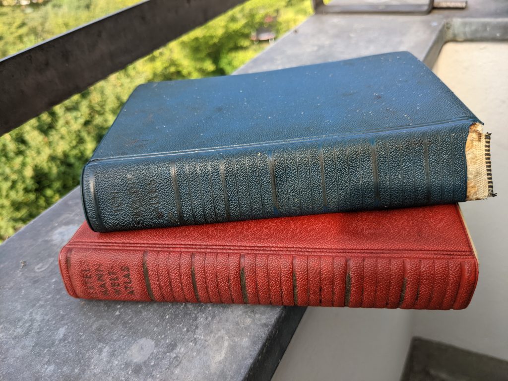 หนังสือเก่าสองเล่มวางทับกันบนระเบียงของฉัน