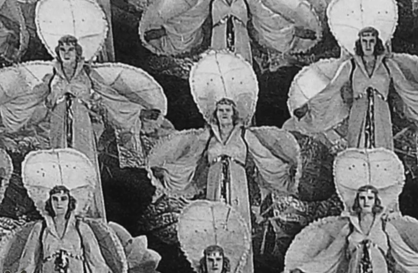 电影中那首歌的芭蕾舞演员合唱团显然是由男扮女装的演员扮演的。